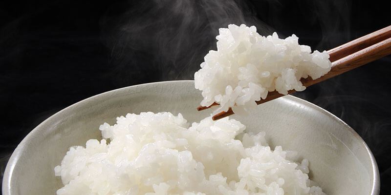 湯気の立つ炊きたての白ごはん